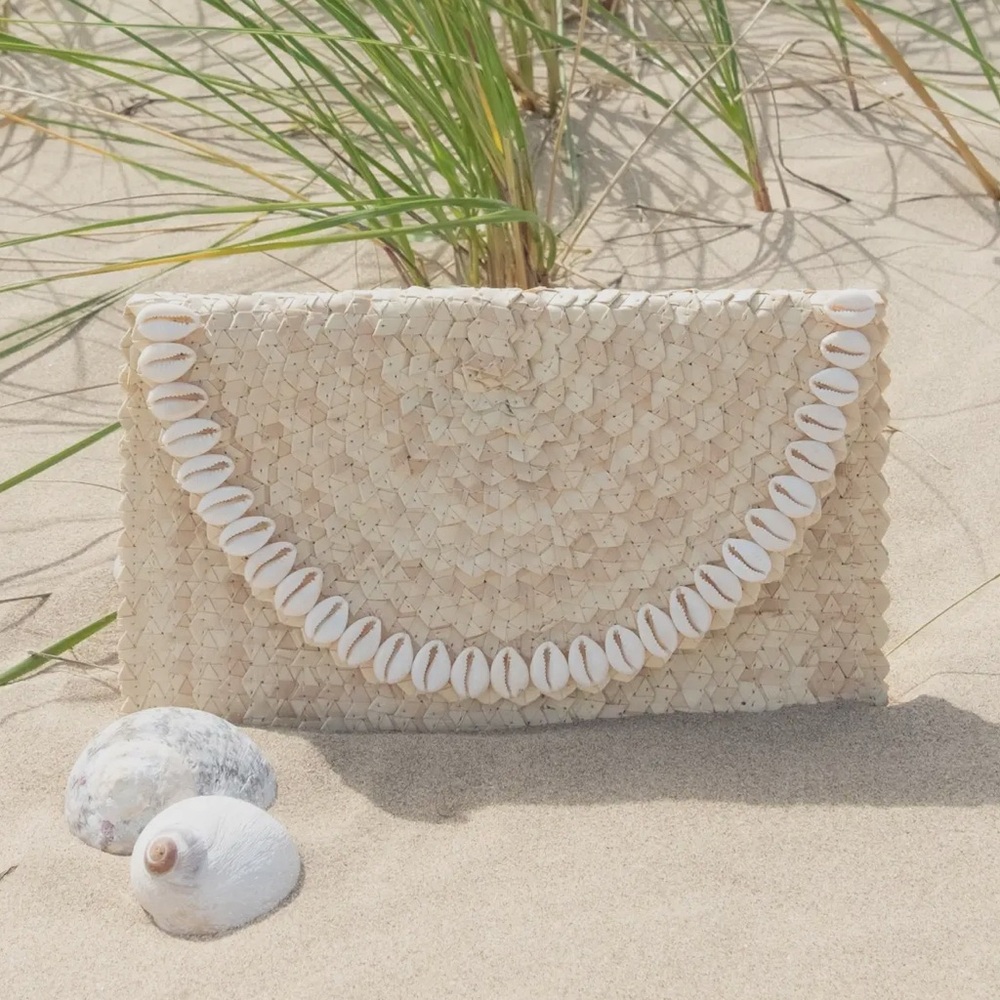 Elegant Cream Shell-Embellished Straw Clutch with Batik Lining
